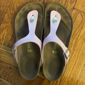 Light pink and white Gizeh Birkenstock’s